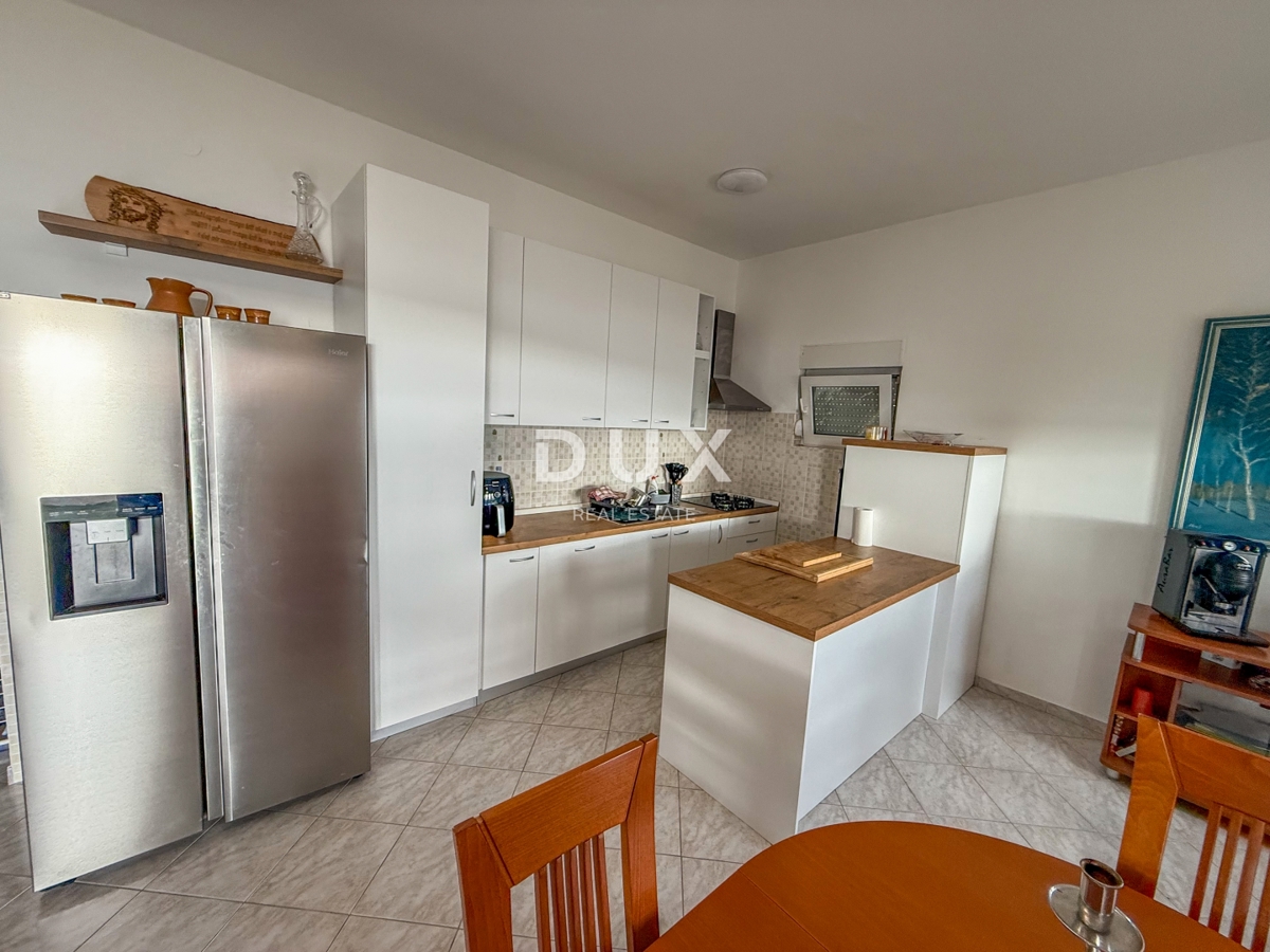 ZADAR, POSEDARJE - casa indipendente prima fila al mare di Novigrad con ampio cortile