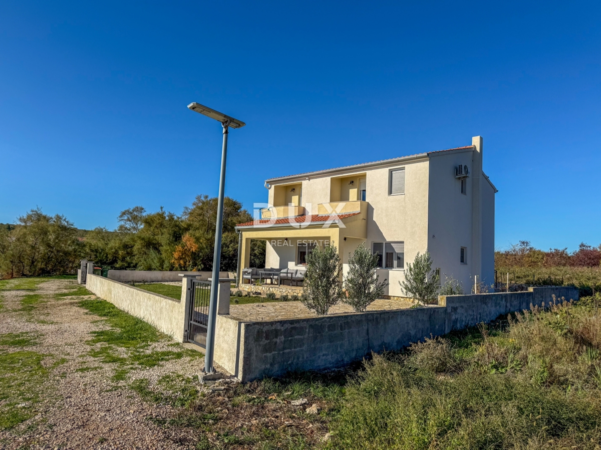 ZADAR, POSEDARJE - casa indipendente prima fila al mare di Novigrad con ampio cortile