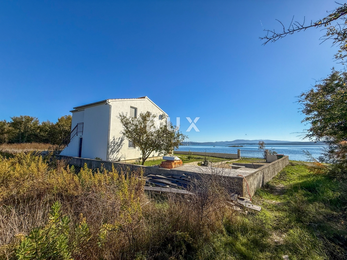 ZADAR, POSEDARJE - casa indipendente prima fila al mare di Novigrad con ampio cortile