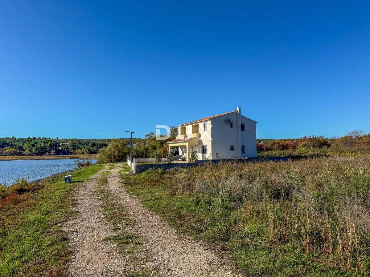 ZADAR, POSEDARJE - casa indipendente prima fila al mare di Novigrad con ampio cortile