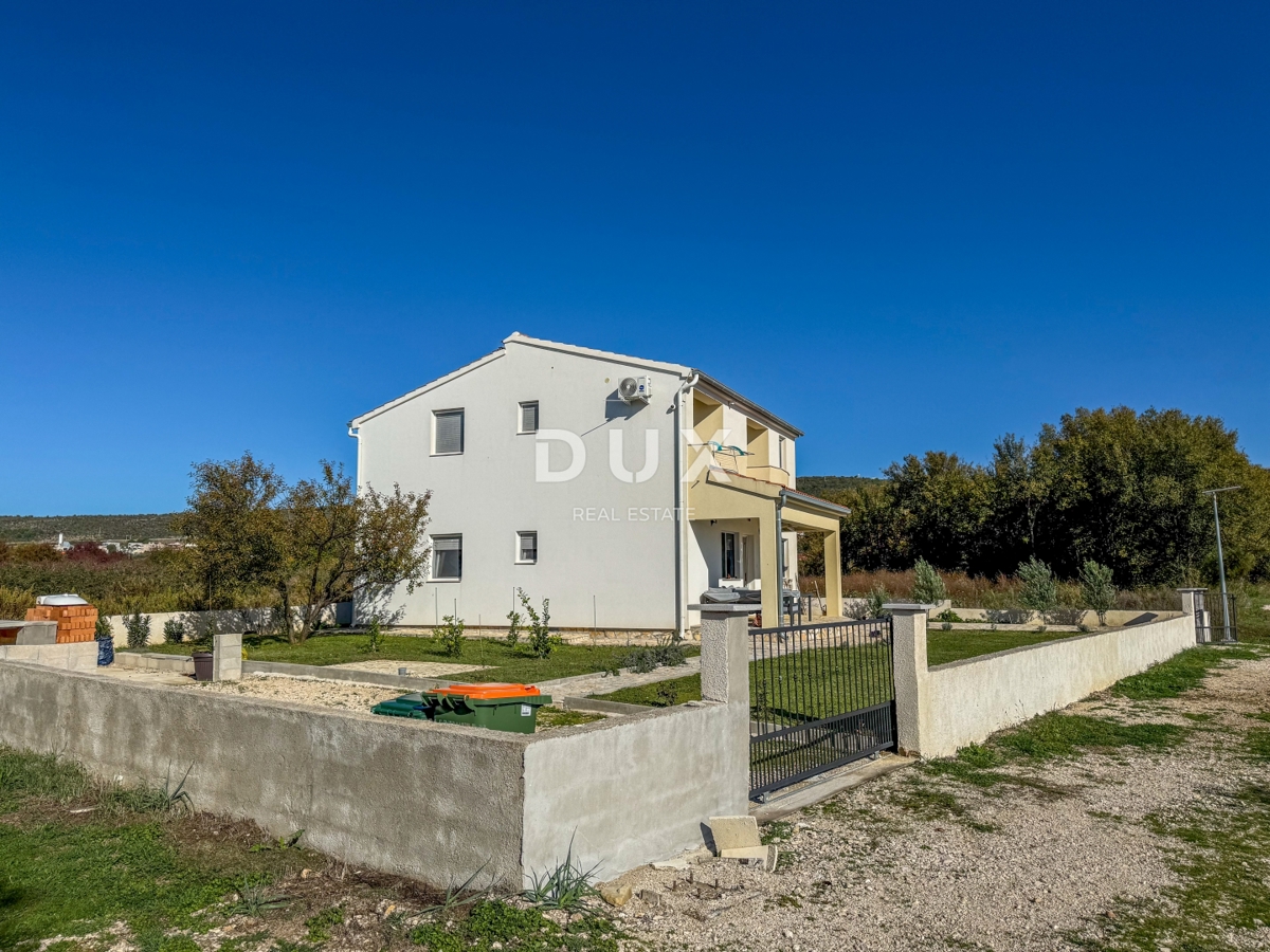 ZADAR, POSEDARJE - casa indipendente prima fila al mare di Novigrad con ampio cortile