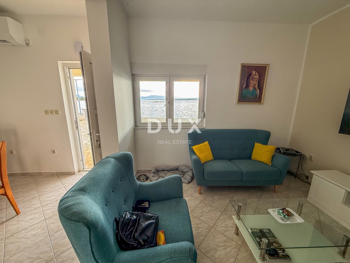 ZADAR, POSEDARJE - casa indipendente prima fila al mare di Novigrad con ampio cortile