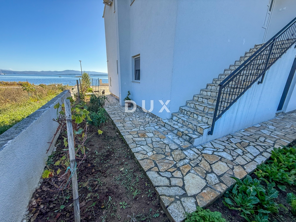 ZADAR, POSEDARJE - casa indipendente prima fila al mare di Novigrad con ampio cortile