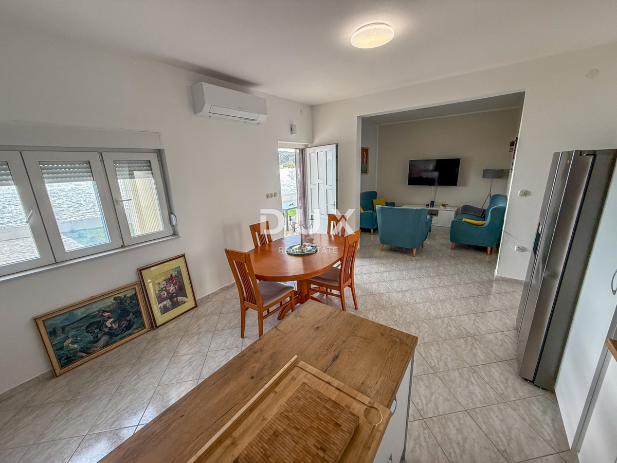 ZADAR, POSEDARJE - casa indipendente prima fila al mare di Novigrad con ampio cortile