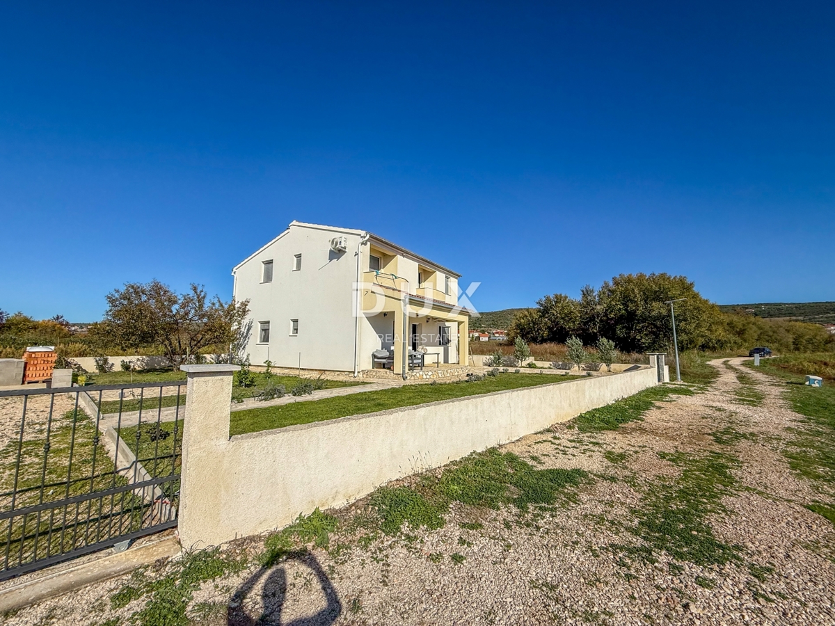ZADAR, POSEDARJE - casa indipendente prima fila al mare di Novigrad con ampio cortile
