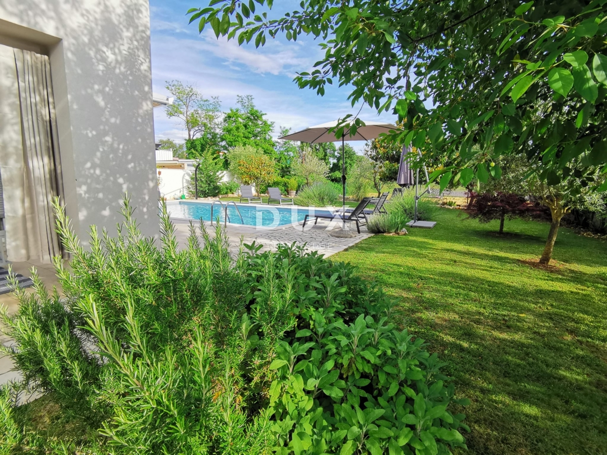 ISTRIA, ROVIGNO - Moderna casa a un piano con piscina