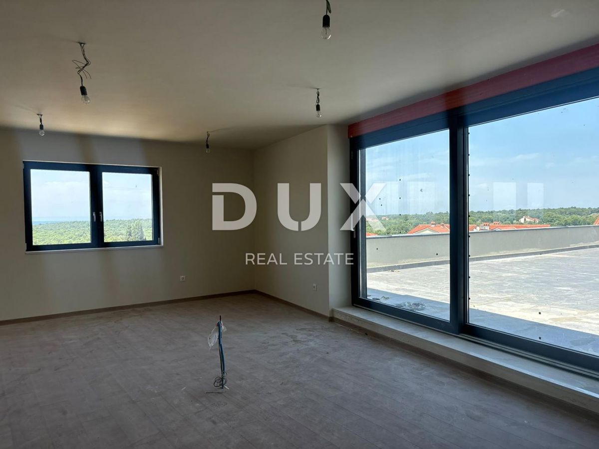 ISTRIA, PARENZO - Attico esclusivo con terrazza sul tetto e vista mare aperta! SCONTATO!