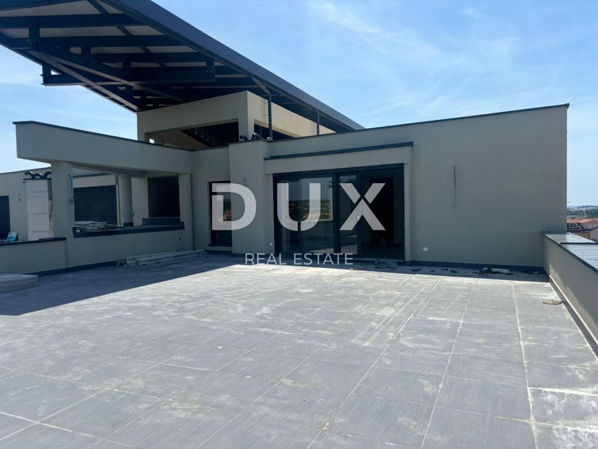 ISTRIA, PARENZO - Attico esclusivo con terrazza sul tetto e vista mare aperta! SCONTATO!