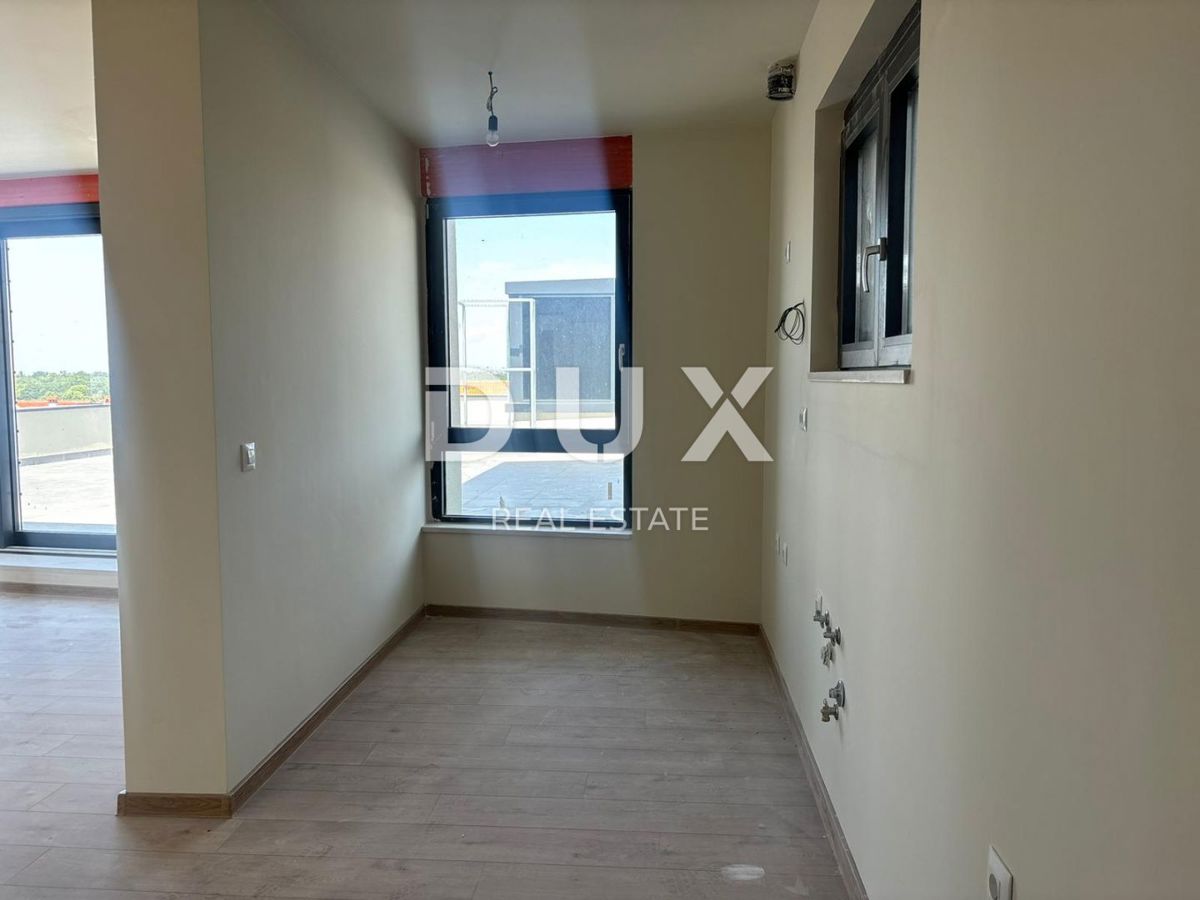 ISTRIA, PARENZO - Attico esclusivo con terrazza sul tetto e vista mare aperta! SCONTATO!