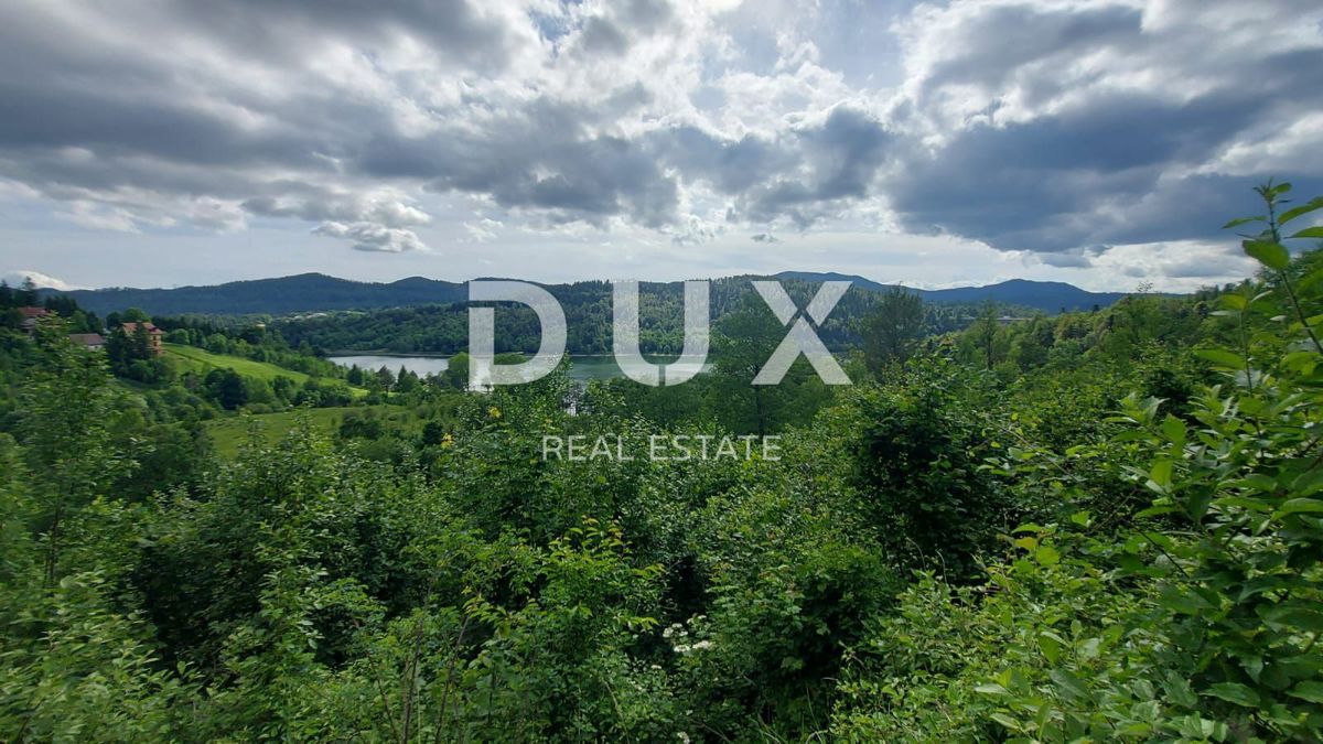GORSKI KOTAR, FUŽINE - un progetto unico nel cuore del Gorski Kotar, terreno edificabile di 10.700 m2 per un complesso di ville vicino al lago, opportunità di investimento!