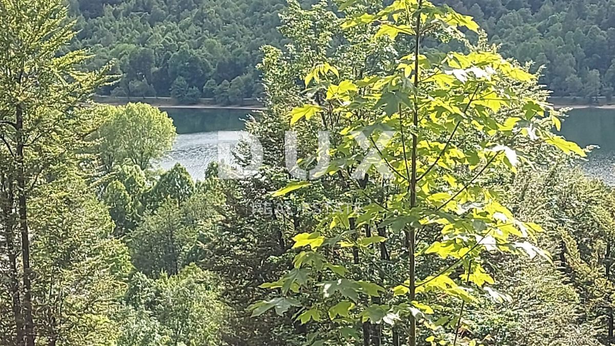 GORSKI KOTAR, FUŽINE - un progetto unico nel cuore del Gorski Kotar, terreno edificabile di 10.700 m2 per un complesso di ville vicino al lago, opportunità di investimento!