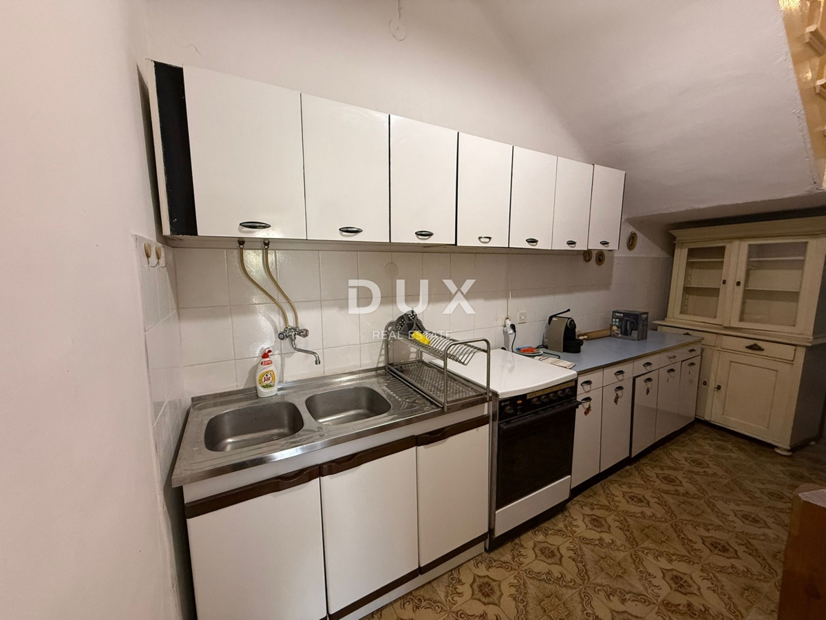 ISTRIA, PARENZO - Autentica casa istriana con due unità abitative