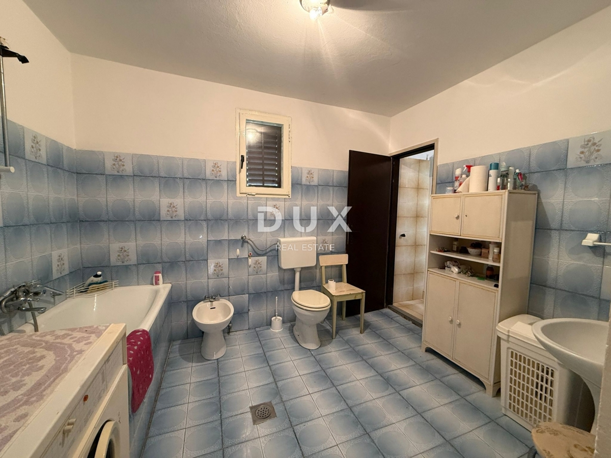 ISTRIA, PARENZO - Autentica casa istriana con due unità abitative