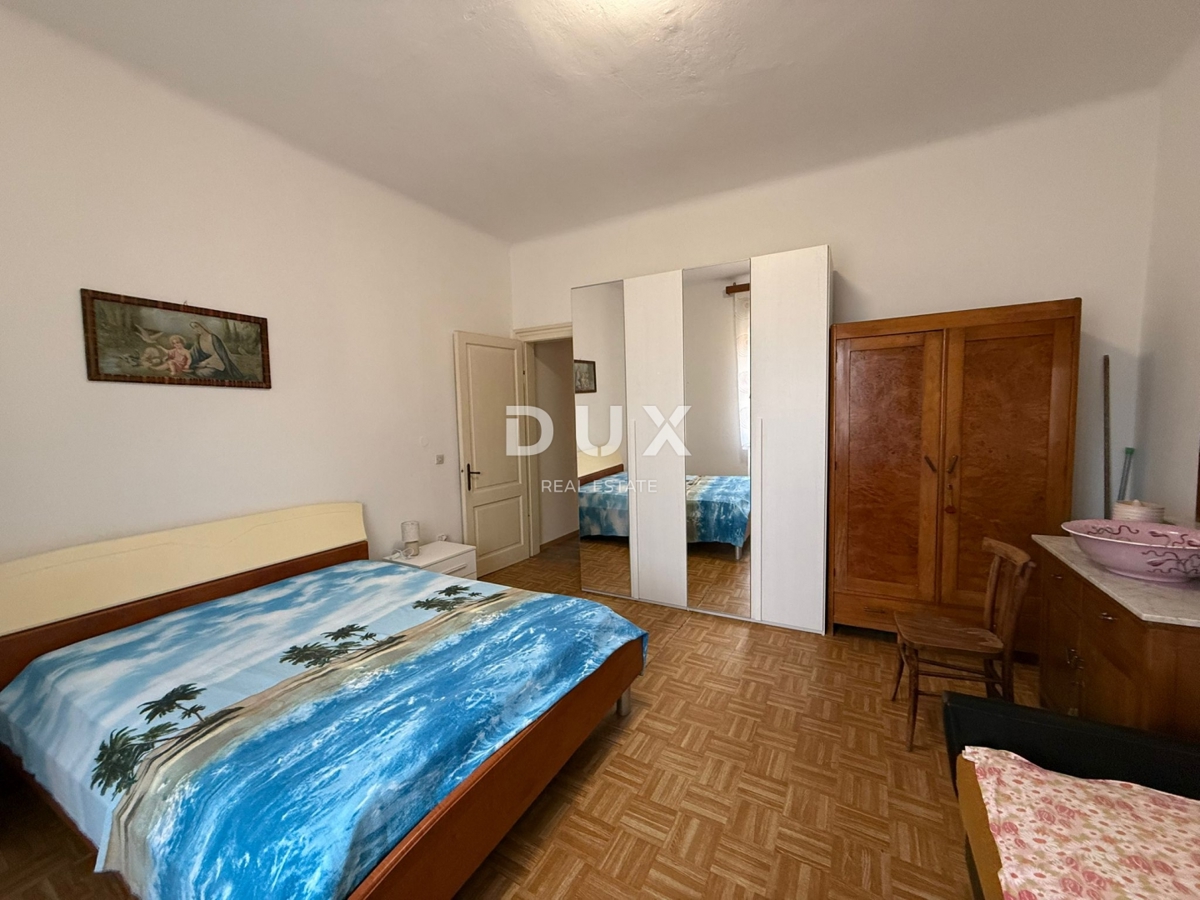 ISTRIA, PARENZO - Autentica casa istriana con due unità abitative