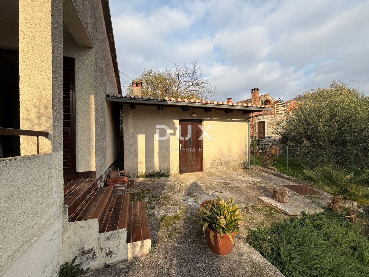 ISTRIA, PARENZO - Autentica casa istriana con due unità abitative