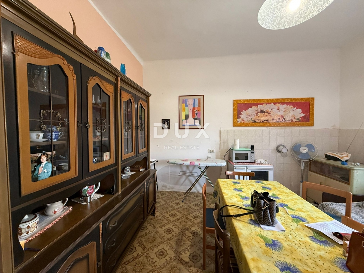 ISTRIA, PARENZO - Autentica casa istriana con due unità abitative
