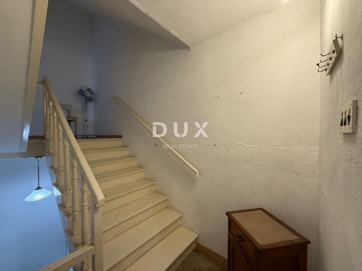 ISTRIA, PARENZO - Autentica casa istriana con due unità abitative