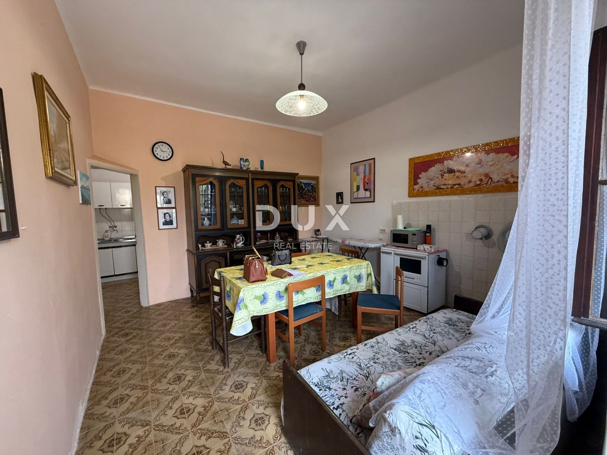 ISTRIA, PARENZO - Autentica casa istriana con due unità abitative
