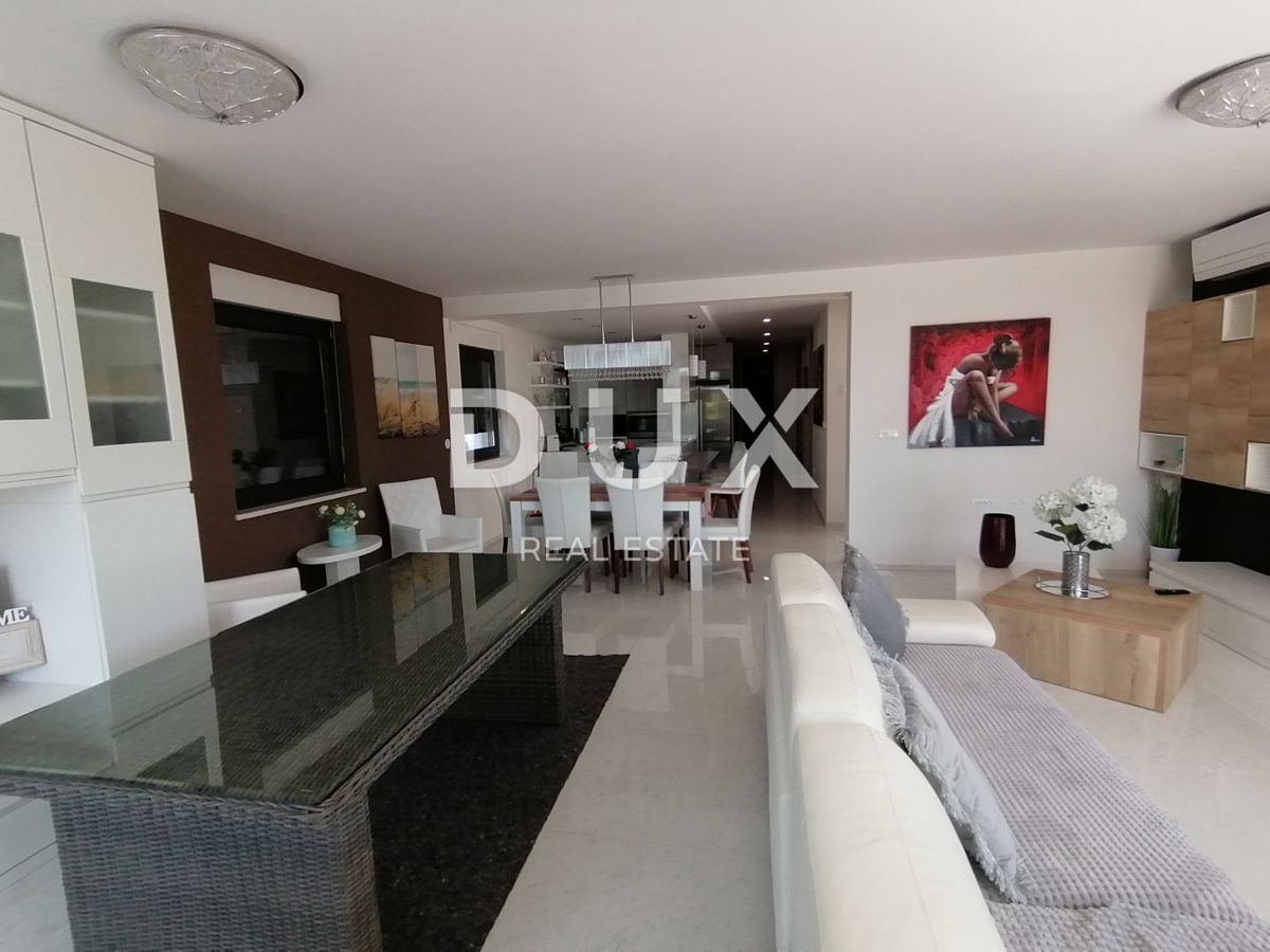 ISTRIA, PJEŠČANA UVALA - Lussuoso appartamento di 200 m2 con 3 camere da letto + soggiorno, prima fila al mare!