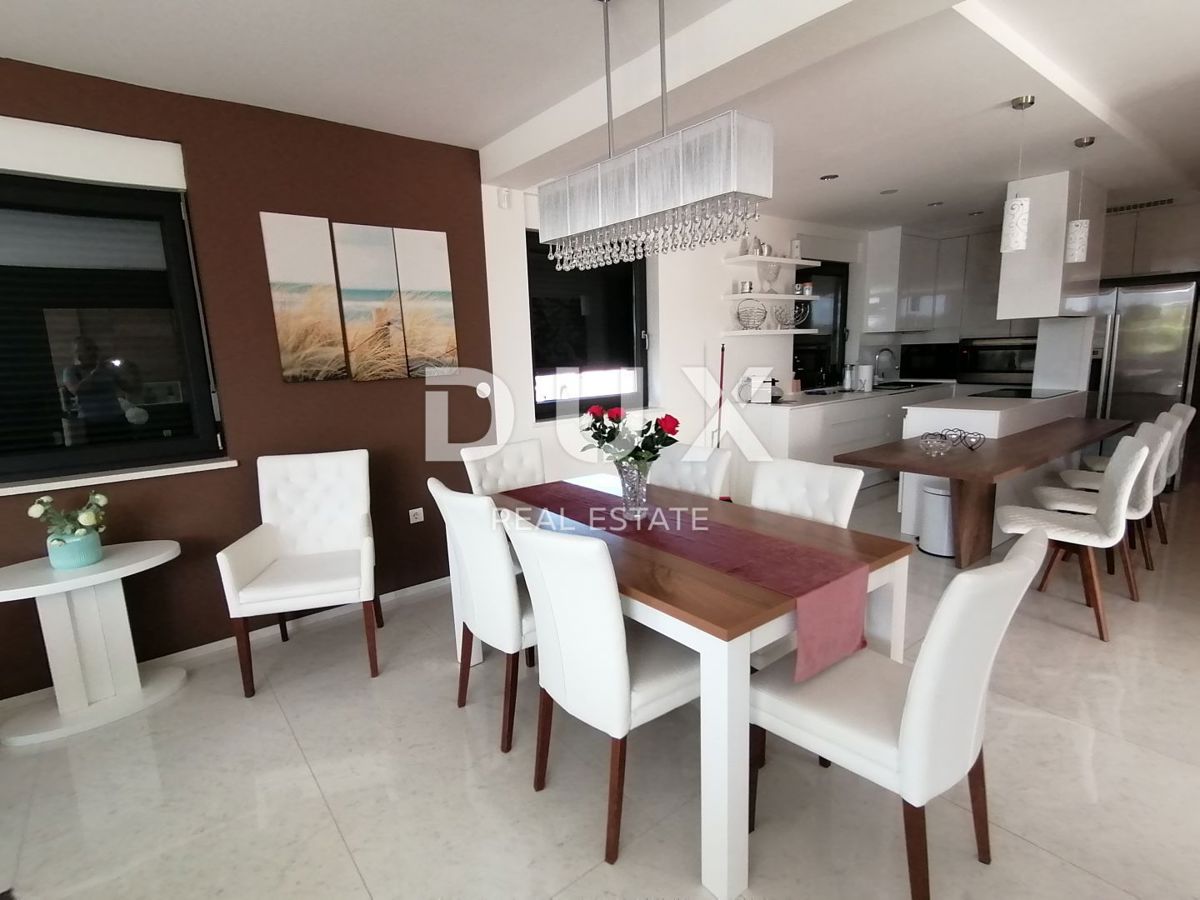 ISTRIA, PJEŠČANA UVALA - Lussuoso appartamento di 200 m2 con 3 camere da letto + soggiorno, prima fila al mare!