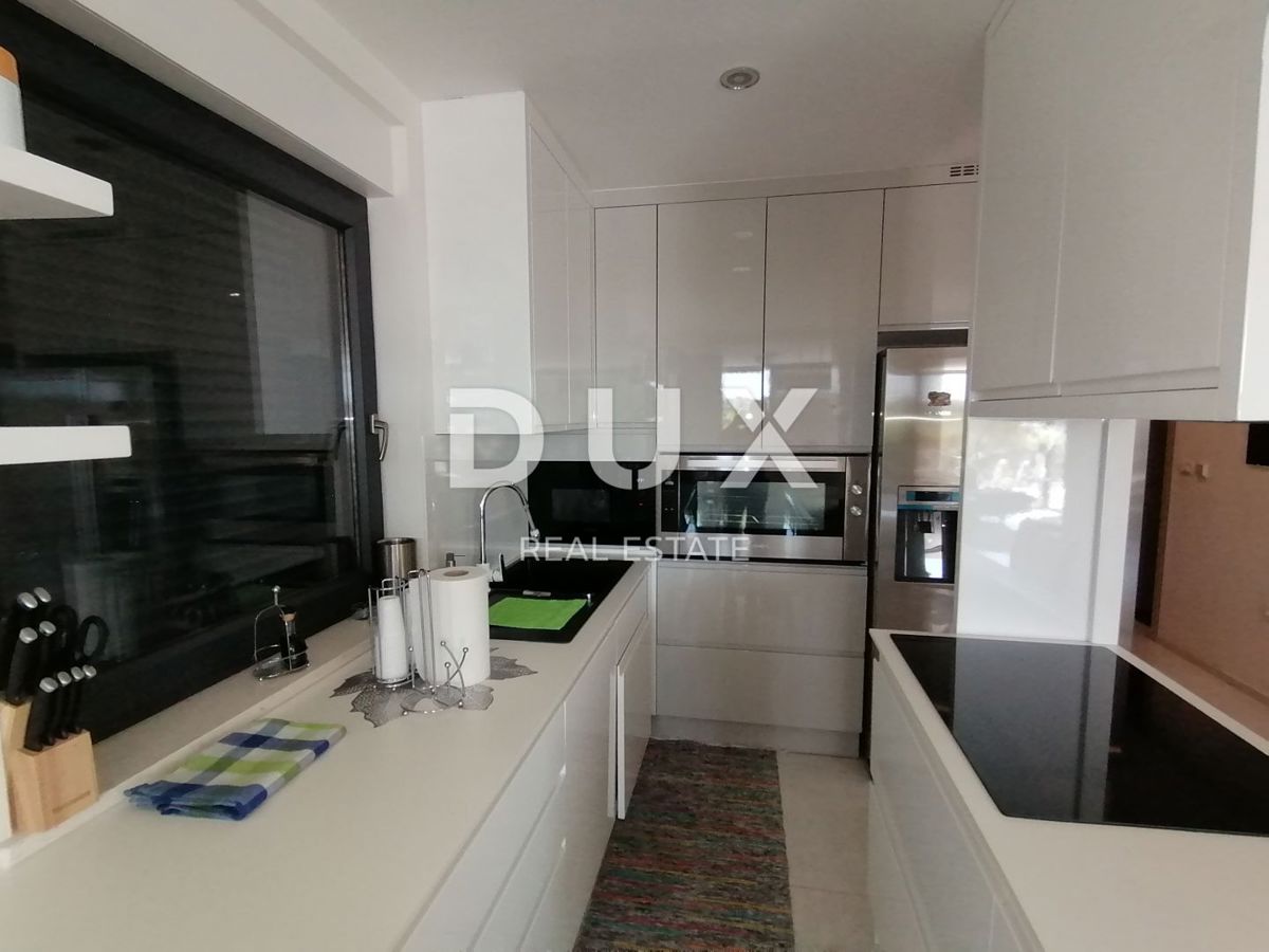 ISTRIA, PJEŠČANA UVALA - Lussuoso appartamento di 200 m2 con 3 camere da letto + soggiorno, prima fila al mare!