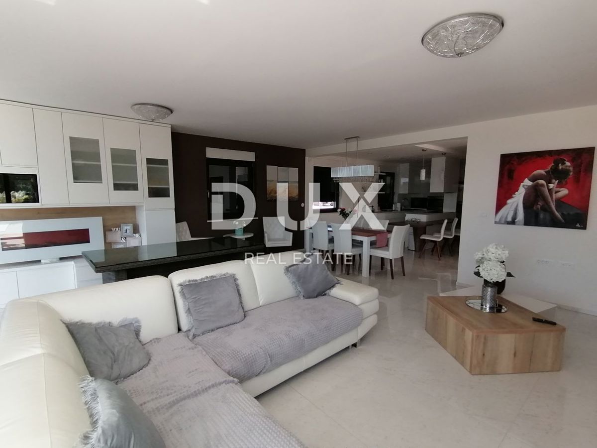 ISTRIA, PJEŠČANA UVALA - Lussuoso appartamento di 200 m2 con 3 camere da letto + soggiorno, prima fila al mare!