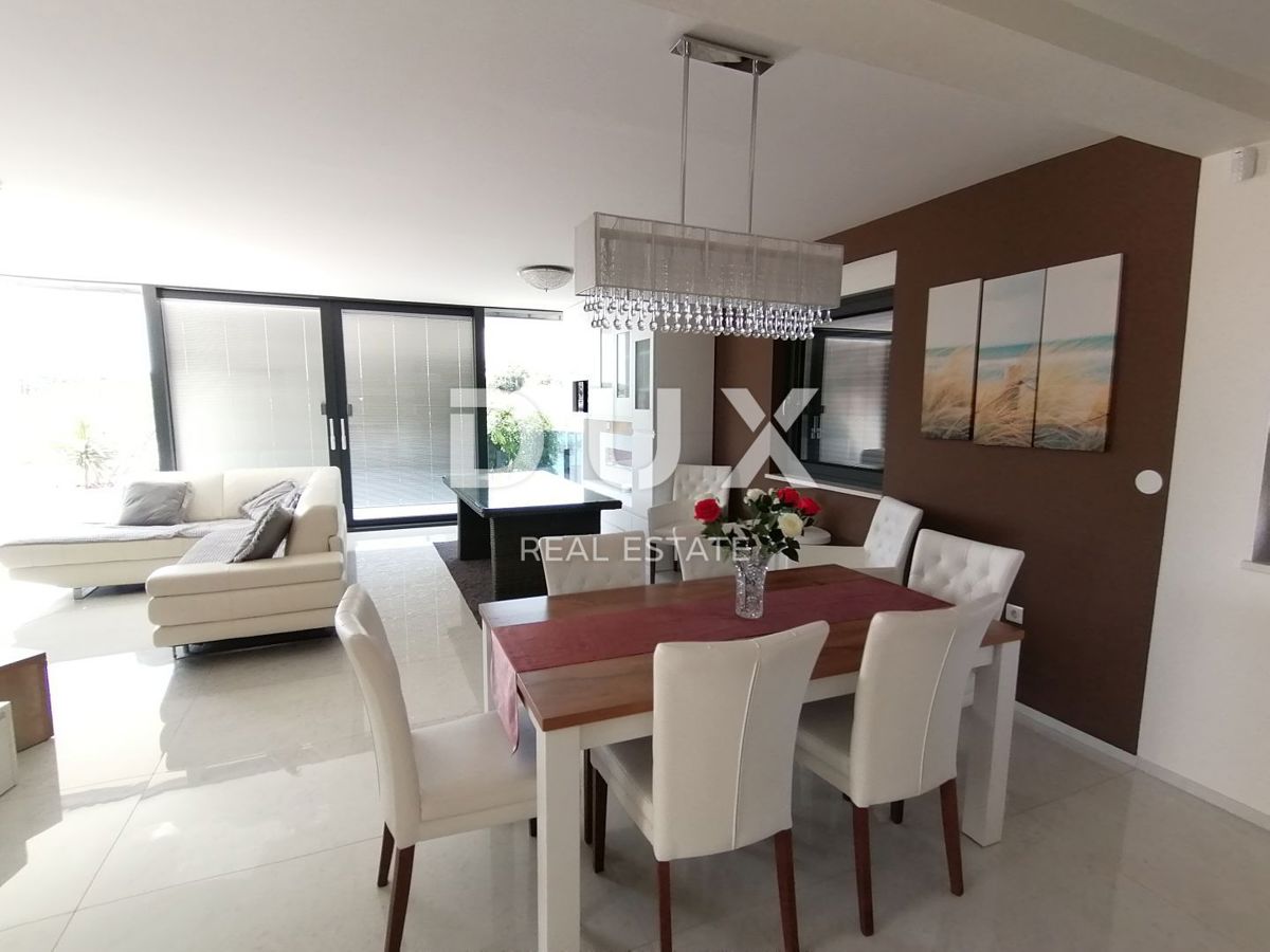 ISTRIA, PJEŠČANA UVALA - Lussuoso appartamento di 200 m2 con 3 camere da letto + soggiorno, prima fila al mare!