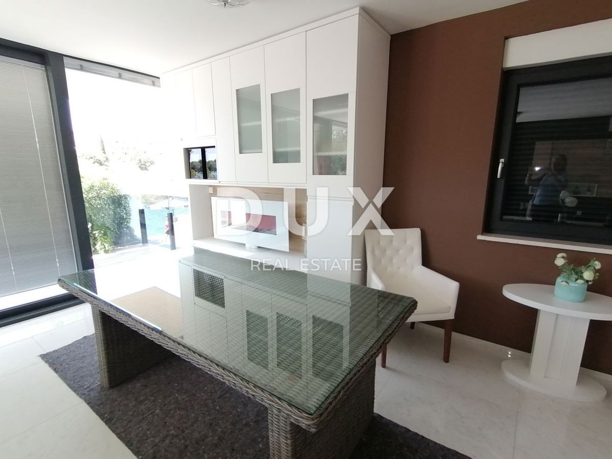 ISTRIA, PJEŠČANA UVALA - Lussuoso appartamento di 200 m2 con 3 camere da letto + soggiorno, prima fila al mare!