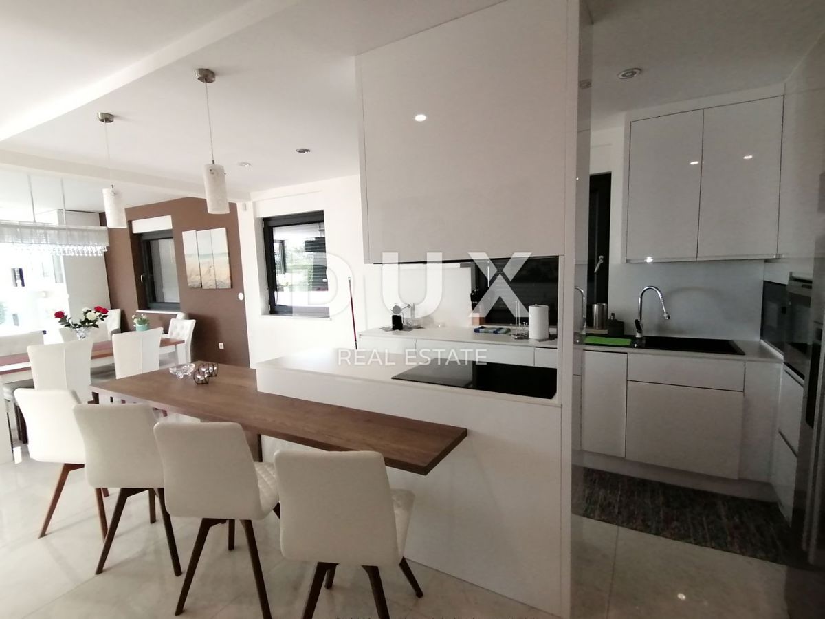 ISTRIA, PJEŠČANA UVALA - Lussuoso appartamento di 200 m2 con 3 camere da letto + soggiorno, prima fila al mare!