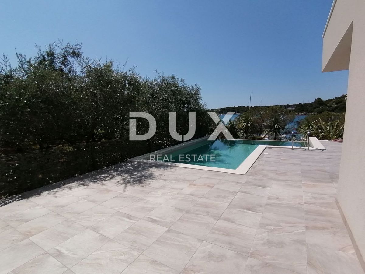 ISTRIA, PJEŠČANA UVALA - Lussuoso appartamento di 200 m2 con 3 camere da letto + soggiorno, prima fila al mare!