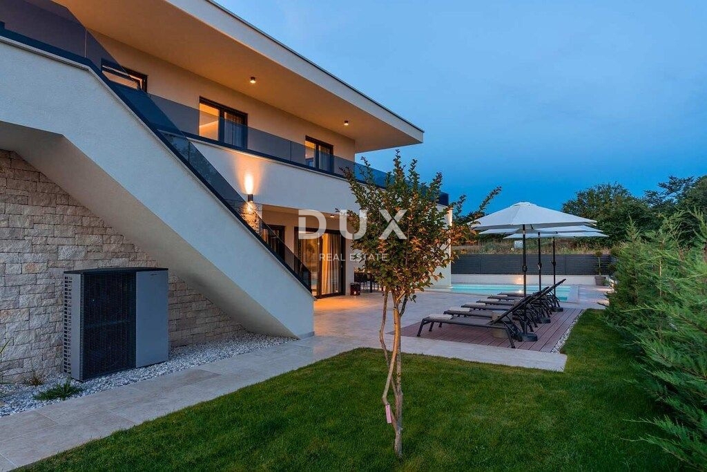 ISTRIA, PARENZO - Casa moderna di lusso con piscina e terrazza sul tetto con vista mare