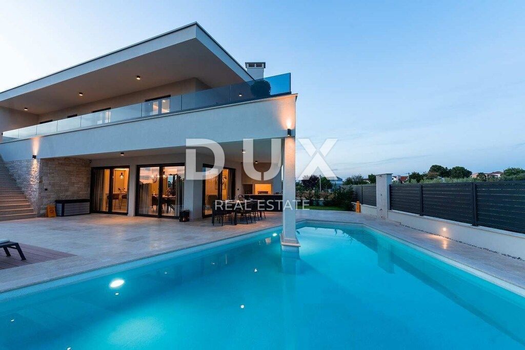 ISTRIA, PARENZO - Casa moderna di lusso con piscina e terrazza sul tetto con vista mare