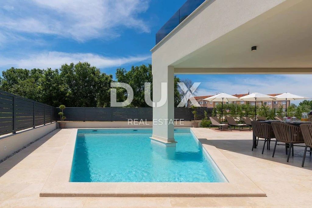 ISTRIA, PARENZO - Casa moderna di lusso con piscina e terrazza sul tetto con vista mare