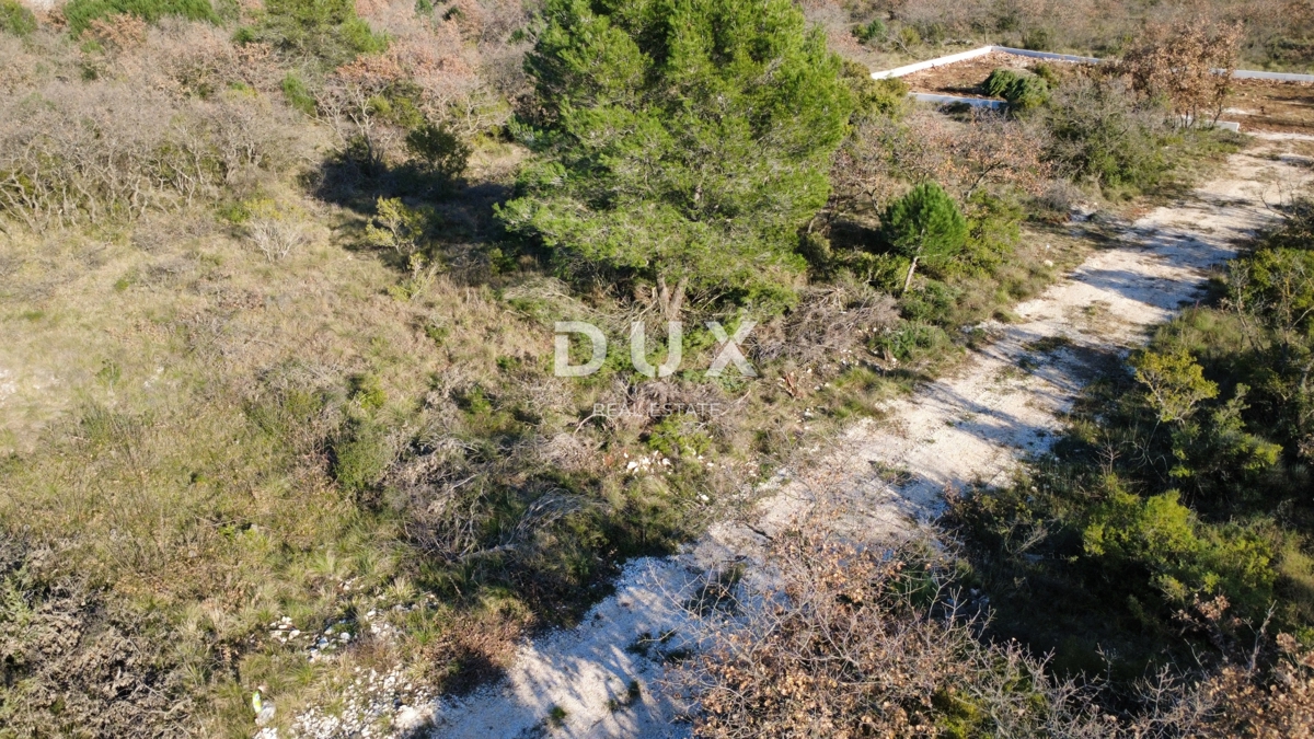 ZADAR, CRNO – Terreno edificabile di 740 m² con strada di accesso!