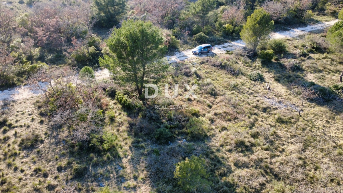 ZADAR, CRNO – Terreno edificabile di 740 m² con strada di accesso!