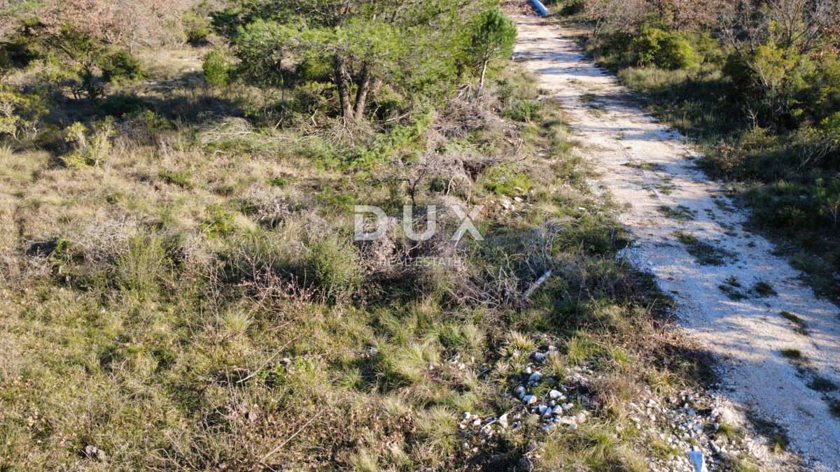 ZADAR, CRNO – Terreno edificabile di 740 m² con strada di accesso!