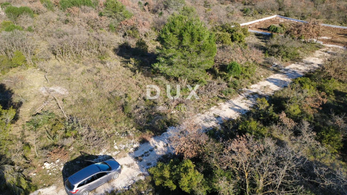 ZADAR, CRNO – Terreno edificabile di 740 m² con strada di accesso!