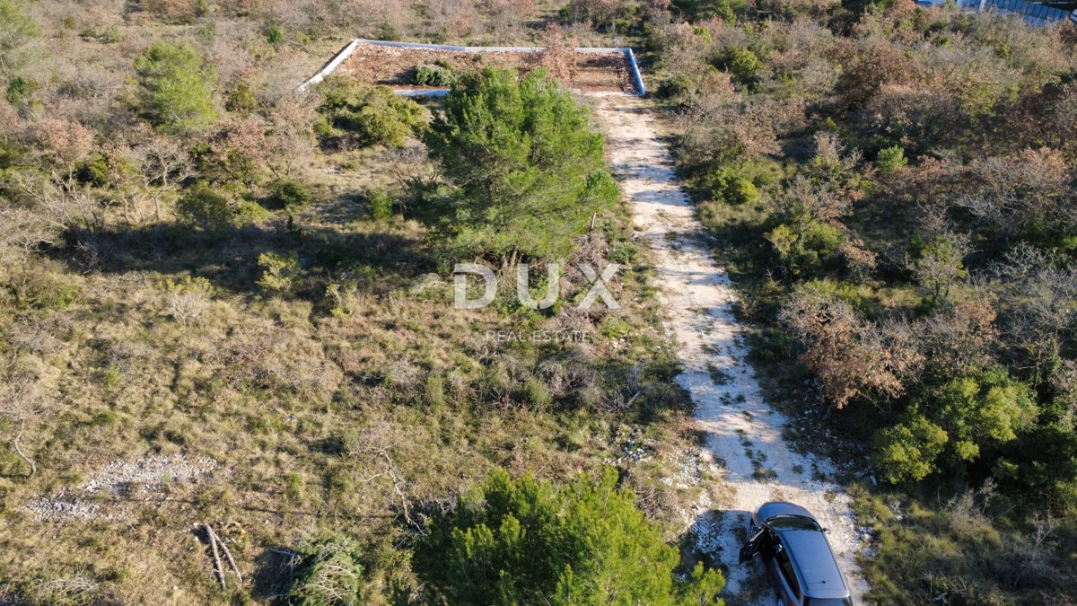 ZADAR, CRNO – Terreno edificabile di 740 m² con strada di accesso!