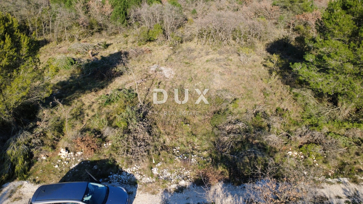 ZADAR, CRNO – Terreno edificabile di 740 m² con strada di accesso!