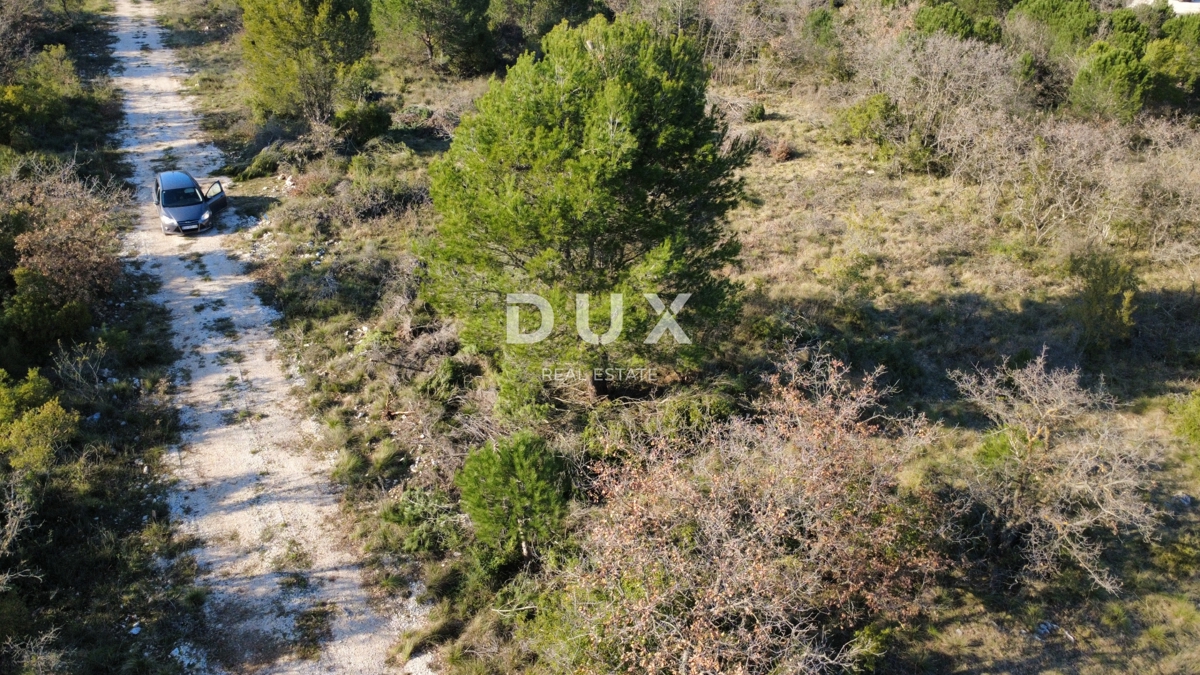 ZADAR, CRNO – Terreno edificabile di 740 m² con strada di accesso!