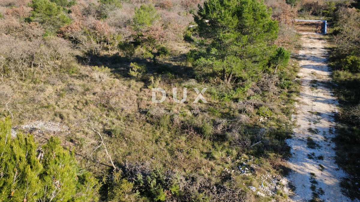 ZADAR, CRNO – Terreno edificabile di 740 m² con strada di accesso!