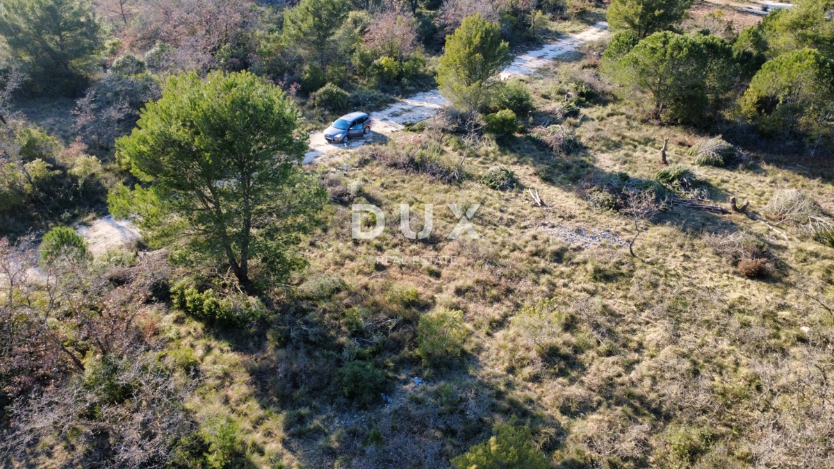 ZADAR, CRNO – Terreno edificabile di 740 m² con strada di accesso!