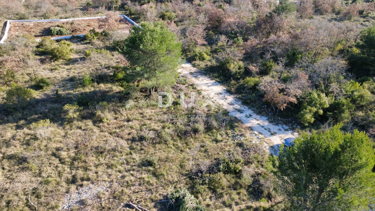 ZADAR, CRNO – Terreno edificabile di 740 m² con strada di accesso!