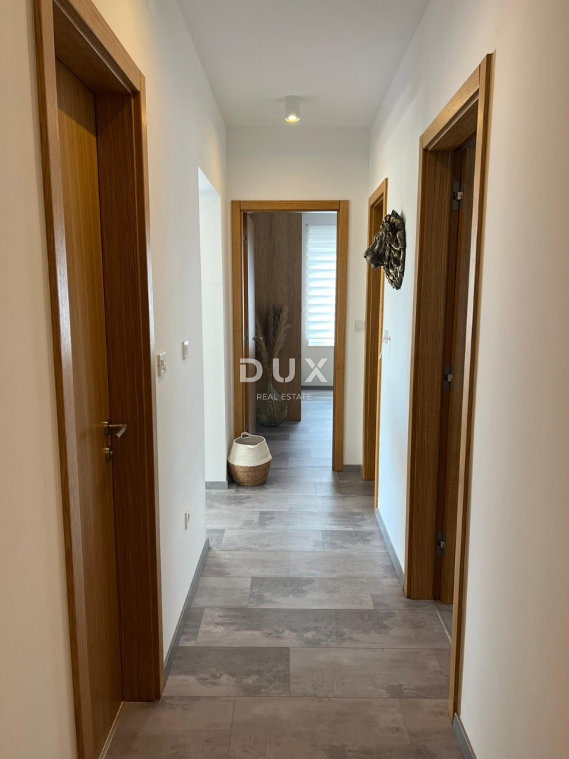 ŠIBENIK, VODICE - Appartamento al piano terra con giardino, terrazza e 2 posti auto