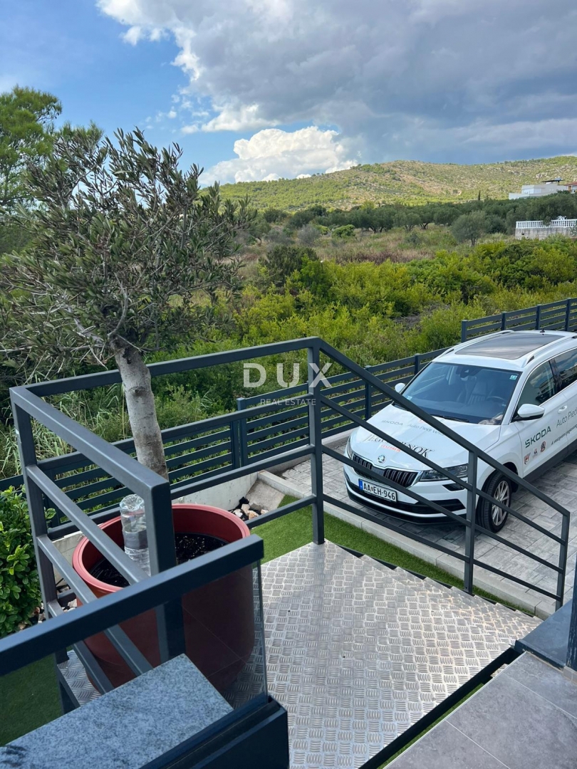 ŠIBENIK, VODICE - Appartamento al piano terra con giardino, terrazza e 2 posti auto