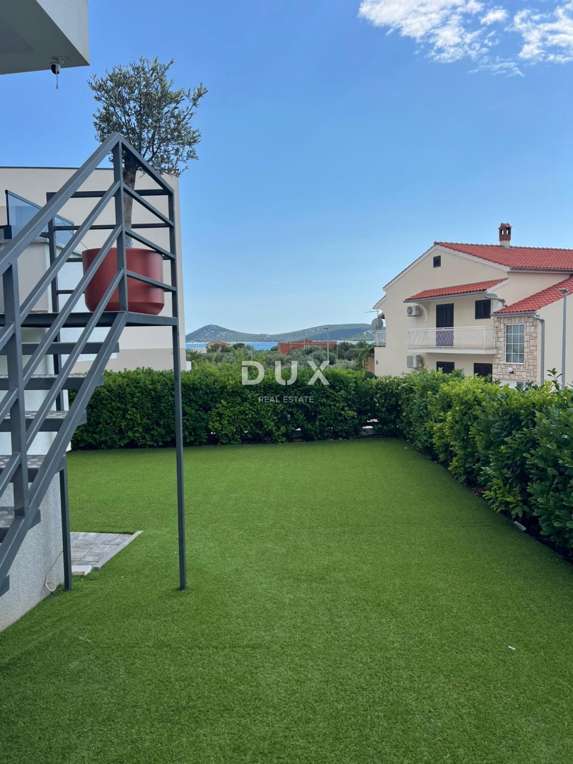 ŠIBENIK, VODICE - Appartamento al piano terra con giardino, terrazza e 2 posti auto