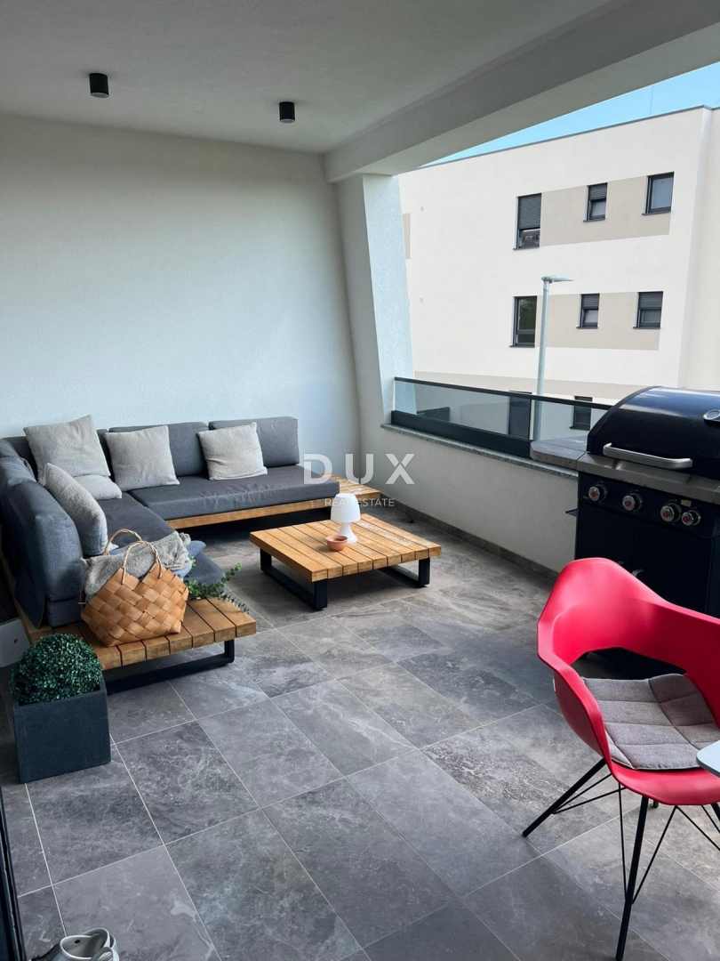 ŠIBENIK, VODICE - Appartamento al piano terra con giardino, terrazza e 2 posti auto