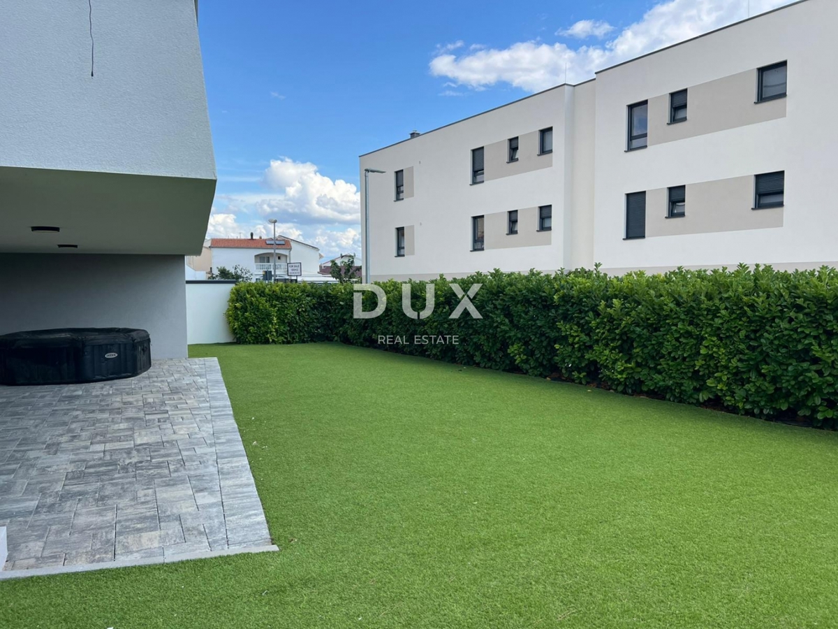 ŠIBENIK, VODICE - Appartamento al piano terra con giardino, terrazza e 2 posti auto