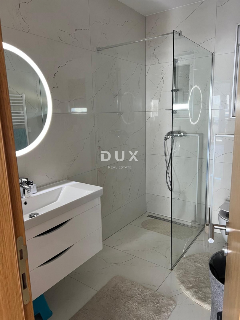 ŠIBENIK, VODICE - Appartamento al piano terra con giardino, terrazza e 2 posti auto