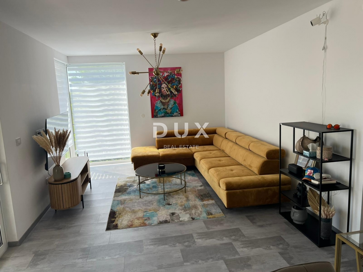 ŠIBENIK, VODICE - Appartamento al piano terra con giardino, terrazza e 2 posti auto